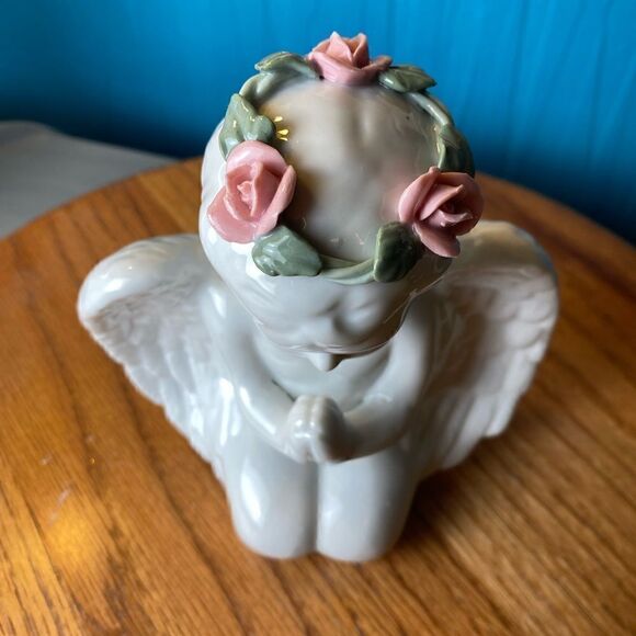 Ceramic Angelic Kneeling and Praying White Cherub Angel vintage roses - Picture 2 of 9